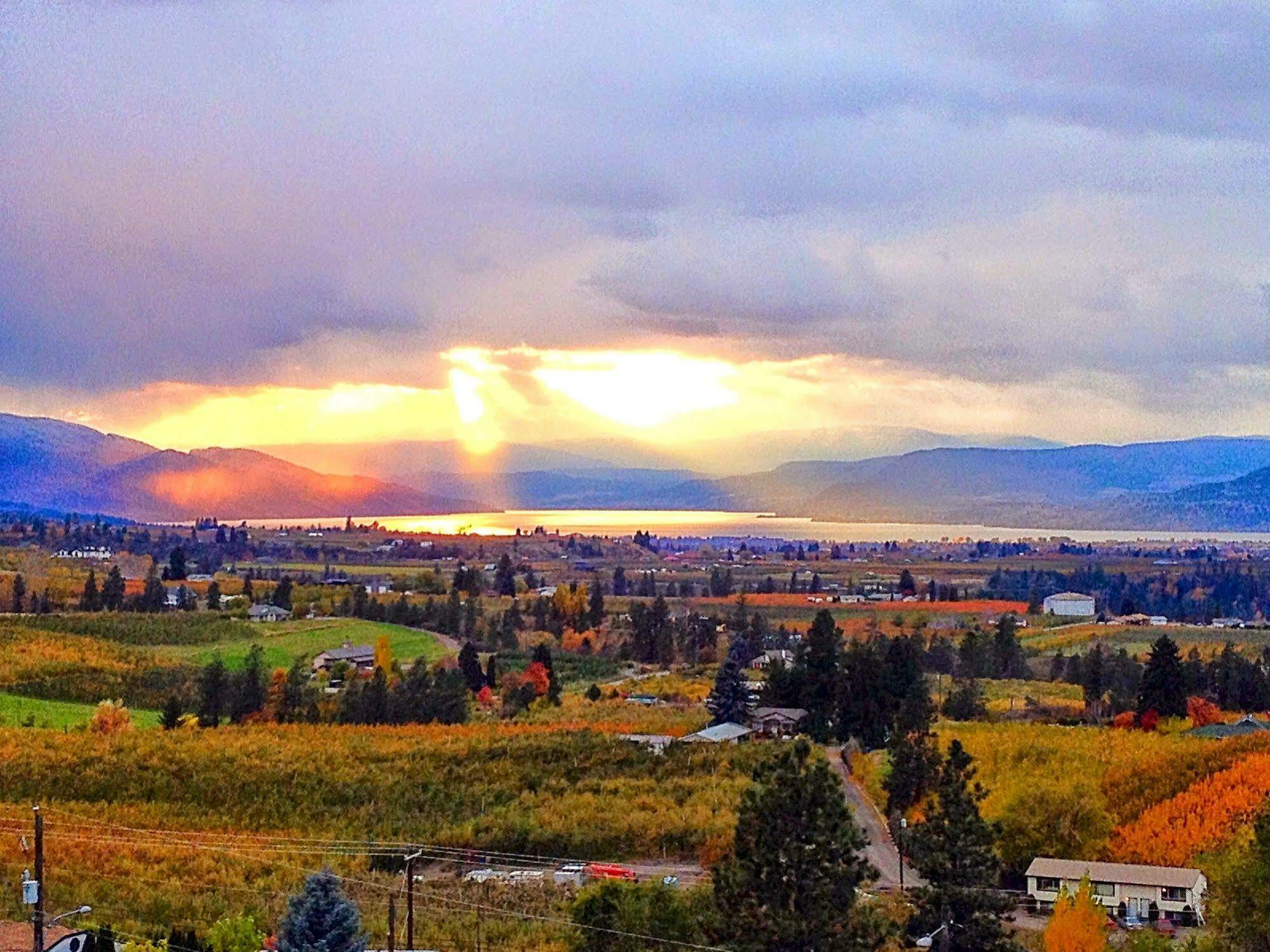 Acker Vacation Rentals Kelowna Esterno foto