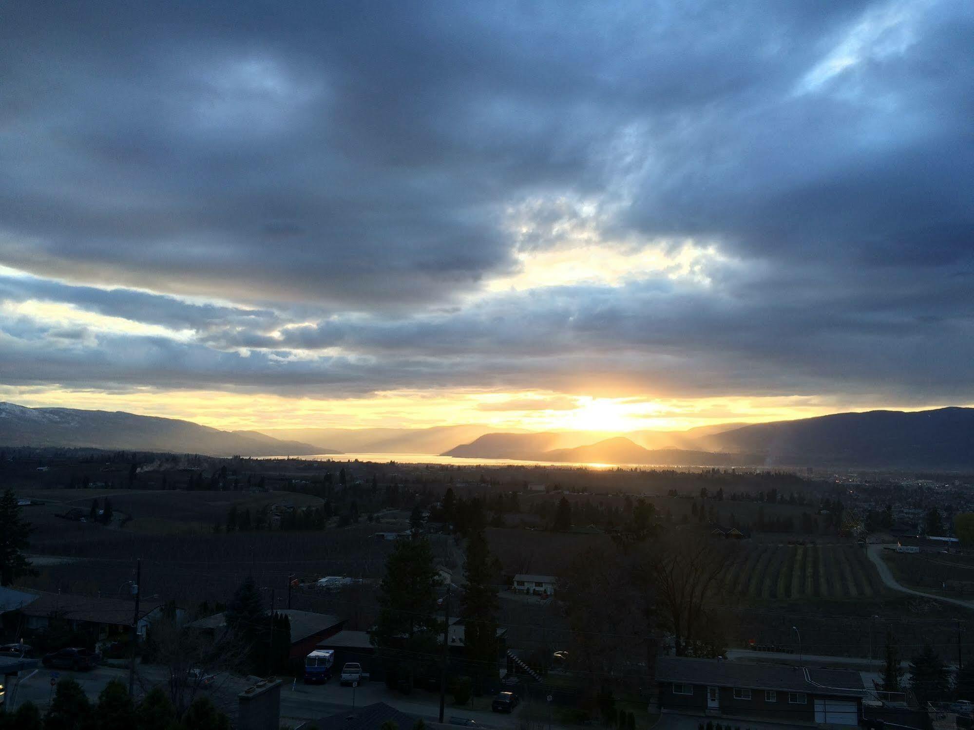 Acker Vacation Rentals Kelowna Esterno foto