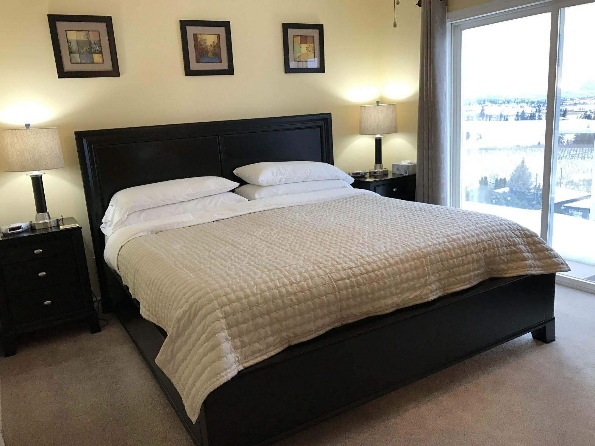 Acker Vacation Rentals Kelowna Esterno foto