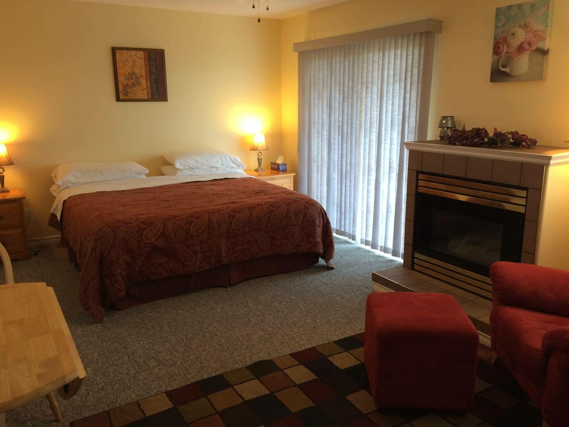 Acker Vacation Rentals Kelowna Esterno foto