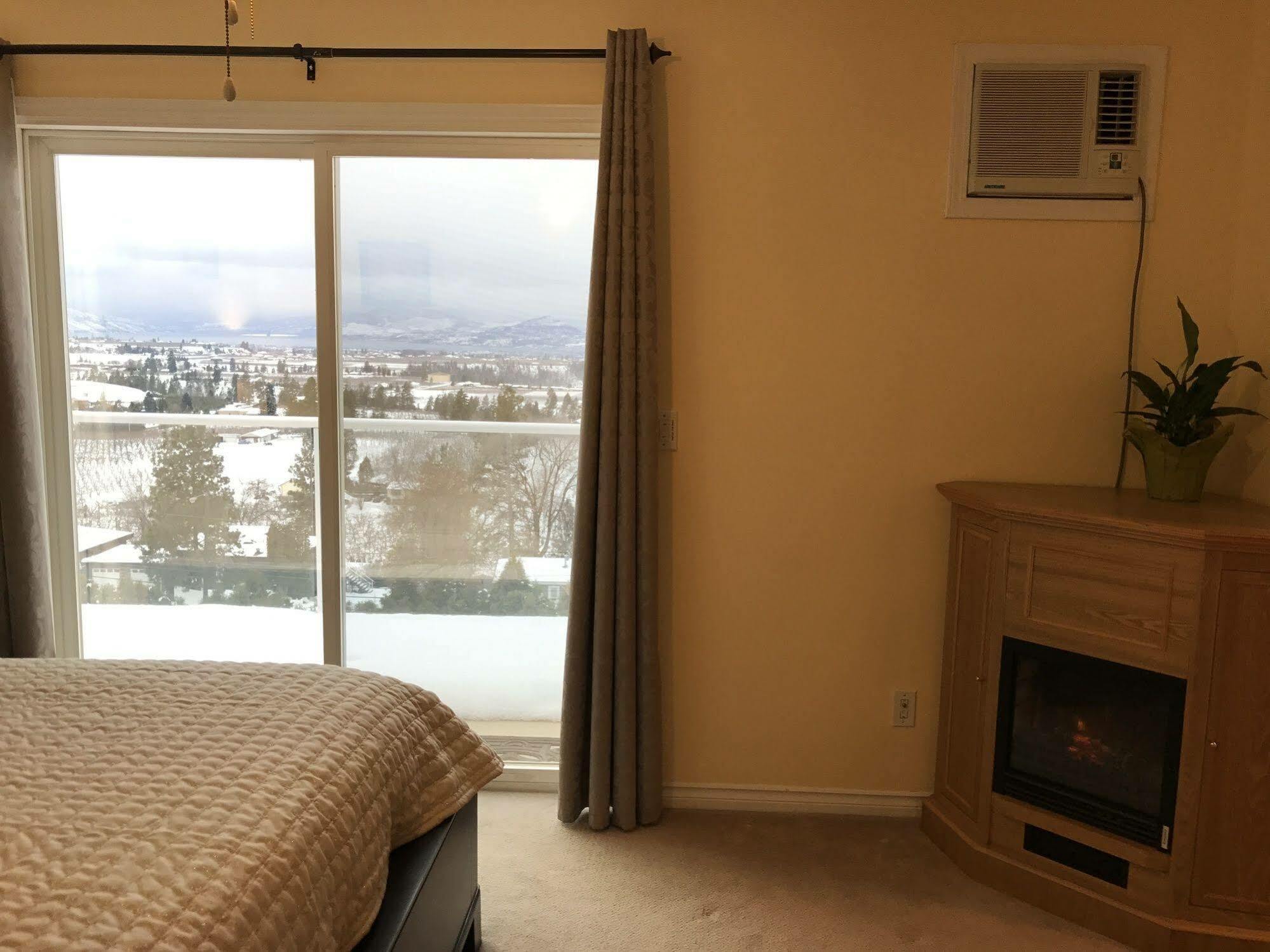 Acker Vacation Rentals Kelowna Esterno foto